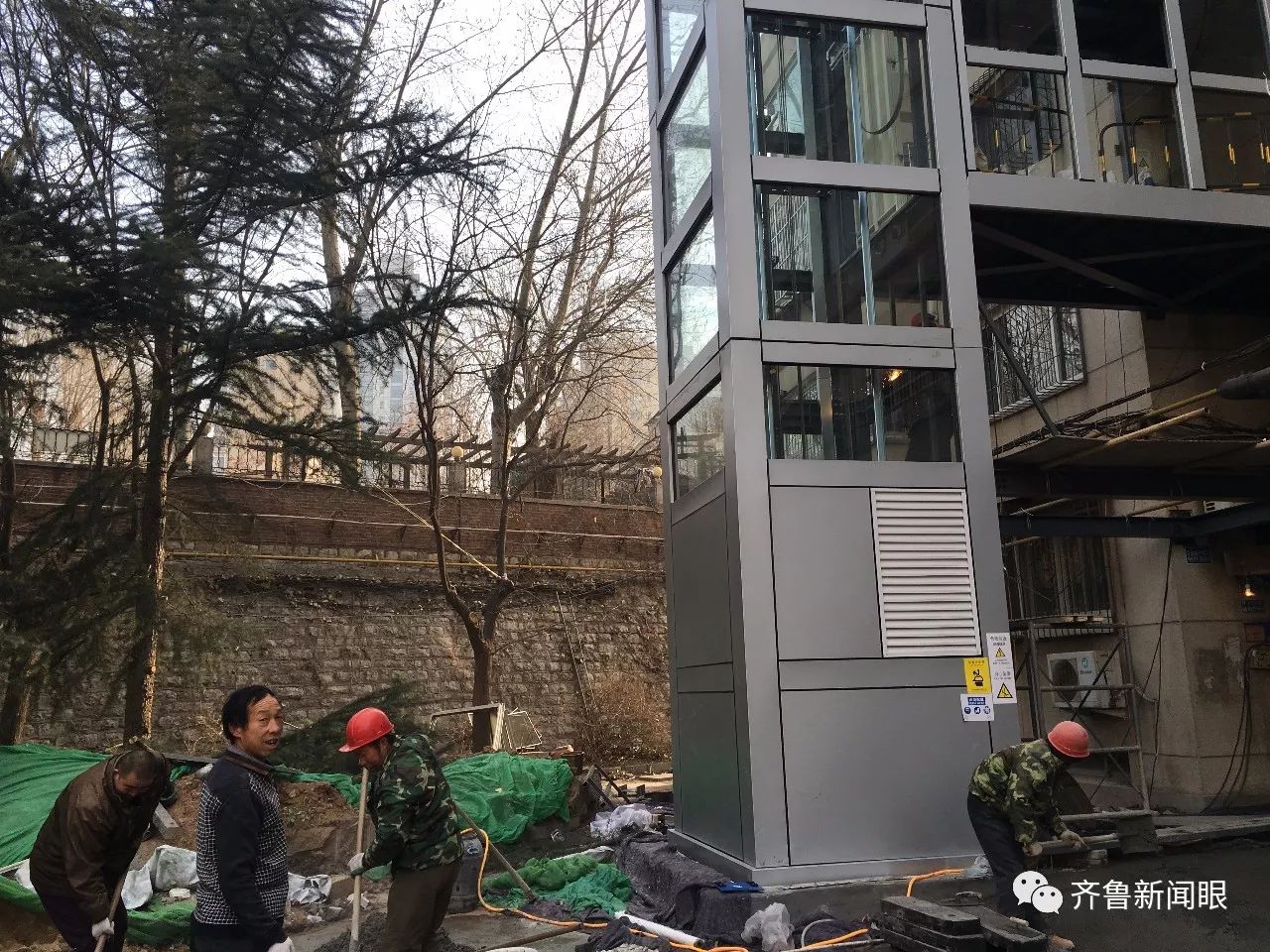 加上一楼的电梯入口以外,三楼半,四楼半和五楼半的楼梯口,分别有5个