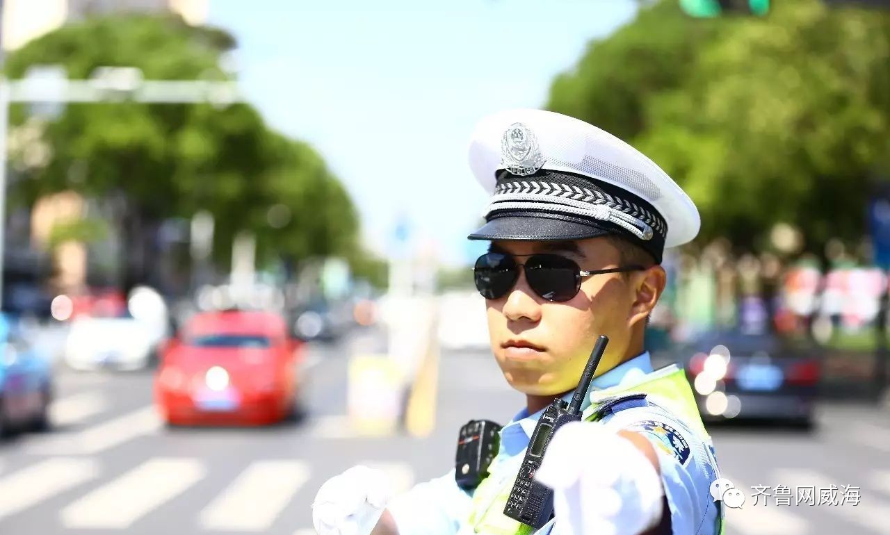 用视频传递满满正能量威海这位交警被市民抓拍了
