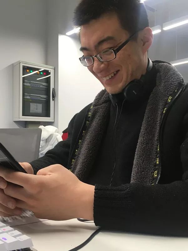 三十而立的他每天吃过午饭都要对着手机一脸傻笑