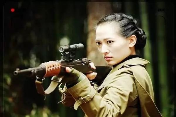 女主角野山鹰是猎户出身,长期的野外捕猎生活,让她的身上自带剽悍基因
