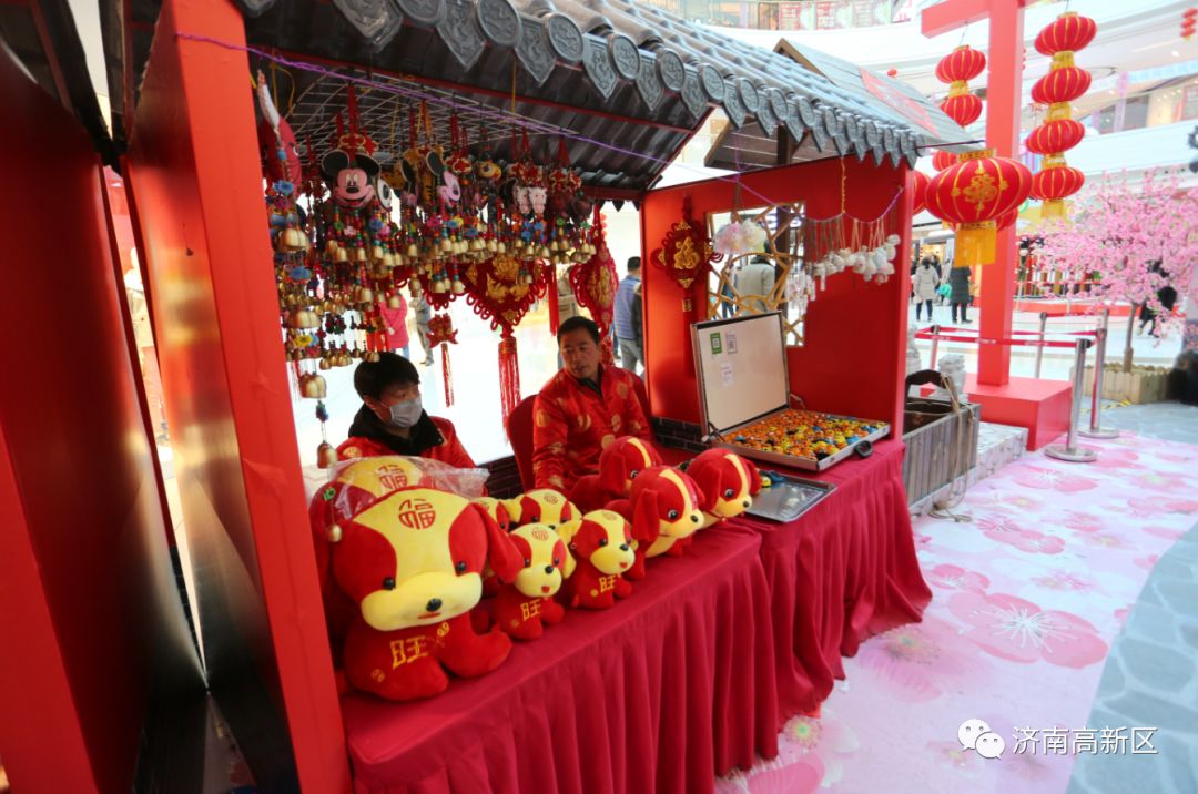 猜灯谜许愿望捏糖人高新区商场里逛出年味