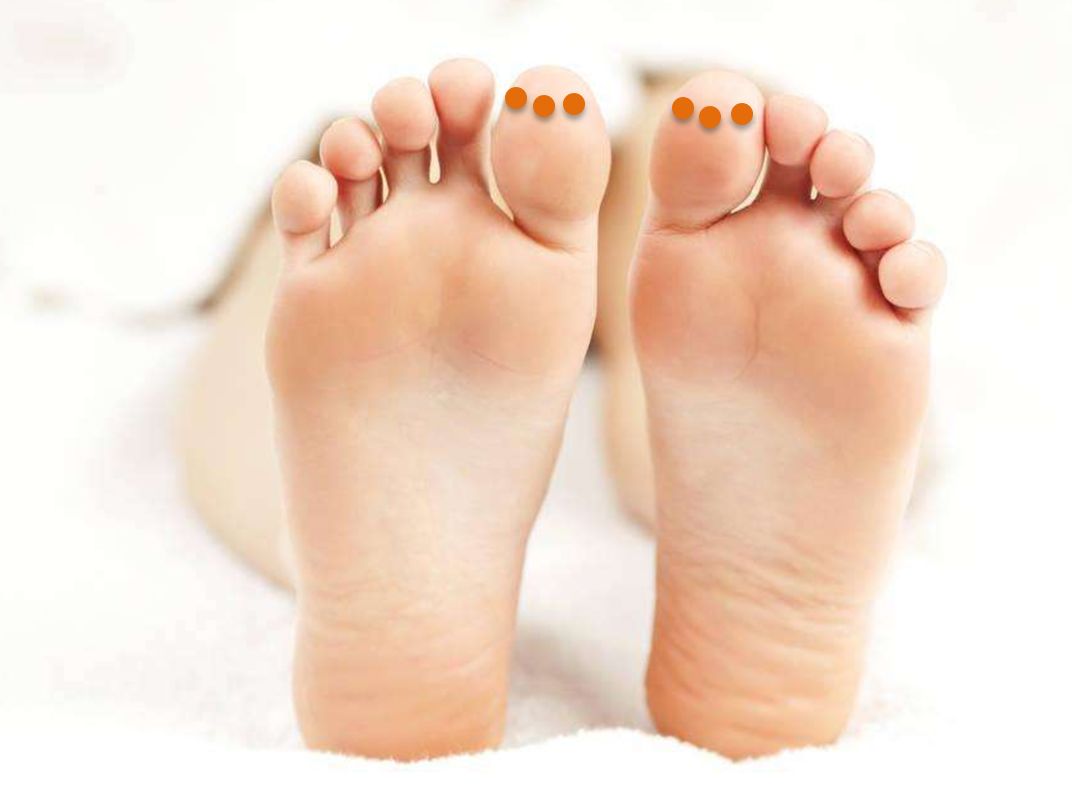 只需垂直握拿棉签,向着趾尖方向往上按压,慢慢地往横向点按即可.