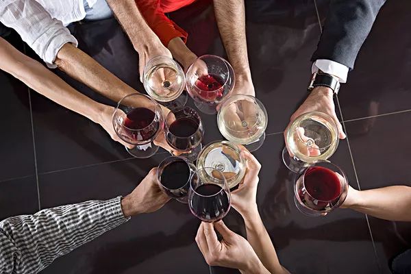 广东省人民医院消化内科主任医师李子俊解释,大口喝酒的同时大量喝水