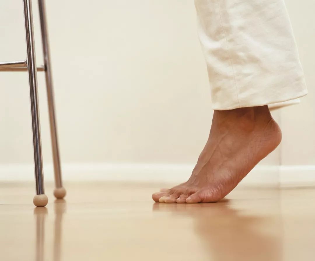 以蜗牛速度行走,燃烧的卡路里也是坐着的两倍,当然,更激烈的运动更好