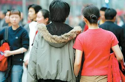 擦肩而过的路人隔了两个季节迎面而过心中暗自问候哈哈哈哈哈……不过