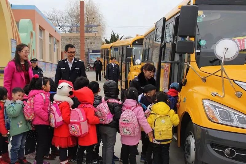 孩子和家长脸上乐开了花荣成近3000名孩子坐上新校车快来看看新校车长