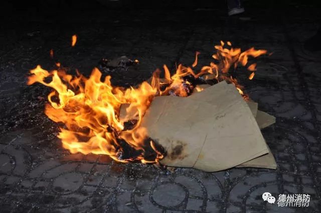 " 不留火源"   在焚香烧纸进行祭祀活动时,待烧完纸钱后,一定要将燃灰