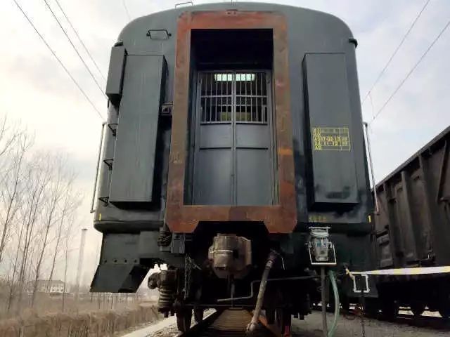 在列车两端设置好红色停车信号牌,确保宿营车安全