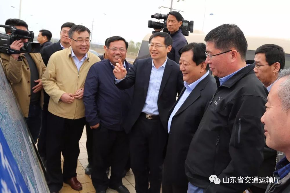 南沿海路等现场,听取了潍日高速日照段建设,董五高速五莲北线建设方案