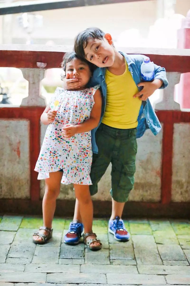 为啥一定要生两个娃俩娃差几岁最合适明星家庭给你答案