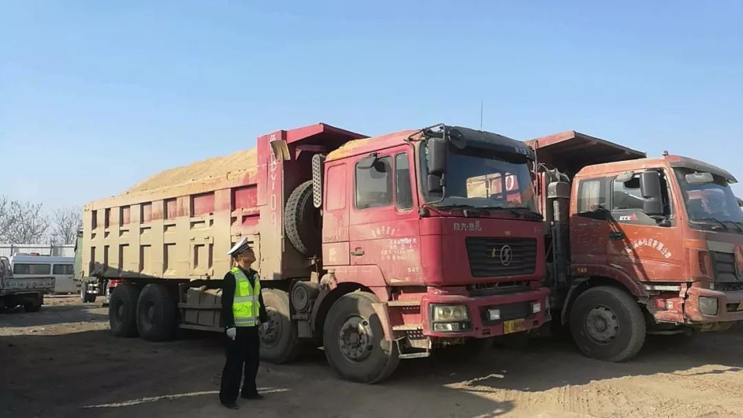 超载运输,就可以万事大吉,哪知交警来了一个"突袭",4辆违法运输大货车