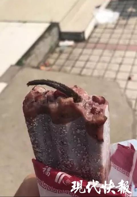 美女怒了吃冰棍咬出一截老鼠尾巴老板你吃掉我不要赔偿