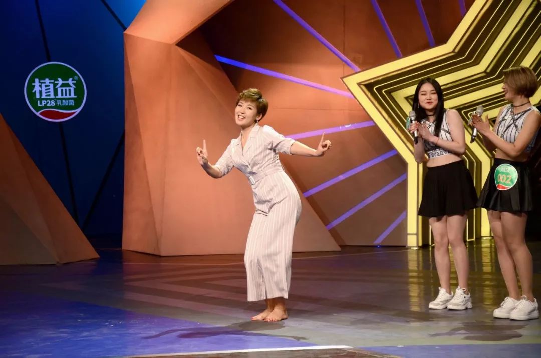 中学音乐老师张丽为了妈妈来到这个舞台一首《长大后我就成了你》