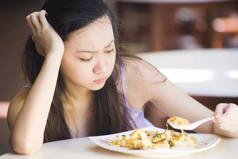 女人食欲不振图片