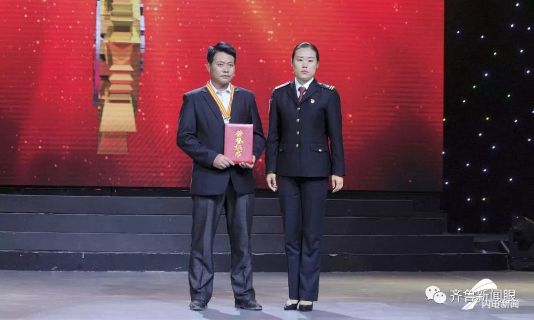 枣庄市第一中学高三学生杨曼(杨曼父亲代领)