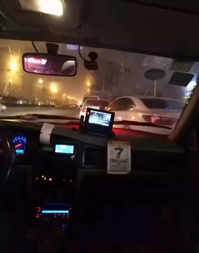暴雨中感动无数人的一幕这才是朋友圈点赞最高的照片