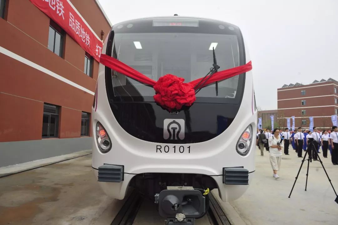 济南市轨道交通 r1 线连接大学城,是年轻人聚集之地,车辆彰显青春与