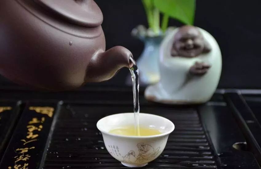 别人倒茶时,对方敲几下桌子是什么意思?