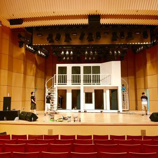 360度旋转舞台布景~ 两层的"别墅",高大上有木有!