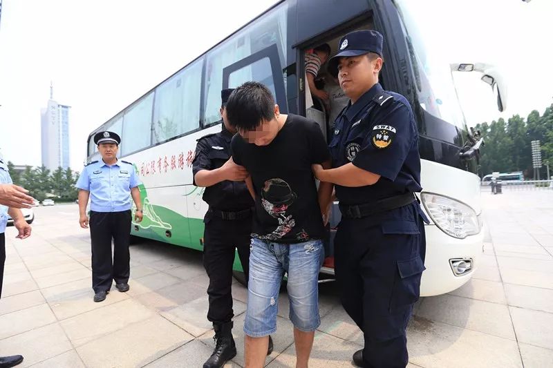 刚刚10名犯罪嫌疑人押解回寿光涉案金额高达800万