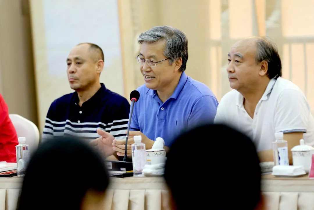 委员,民盟北京市委副主委,清华大学人文学院外文系教授 何福胜(右二)