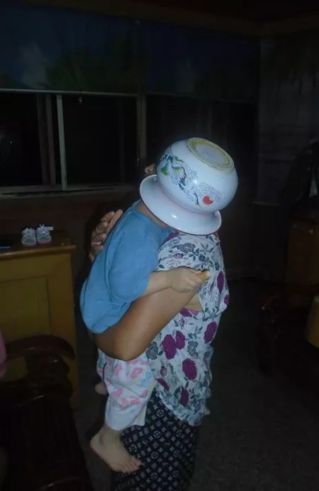 两岁女童痰盂套脑袋卡住了 家长:这是她从小的爱好