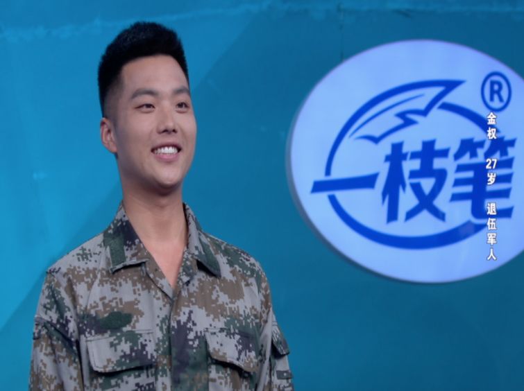 能够成为仪仗队的标兵排头两人开心的交流起来.