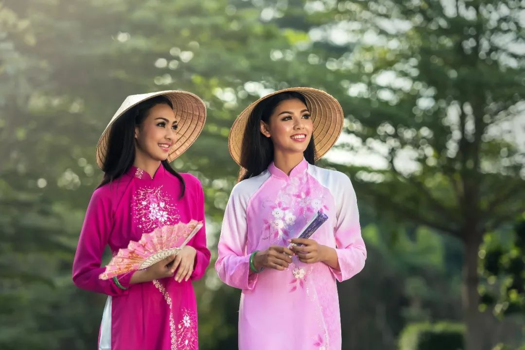 位于东南亚中南半岛东部,风光和美女也是很能打的~~越南2面包是俄国