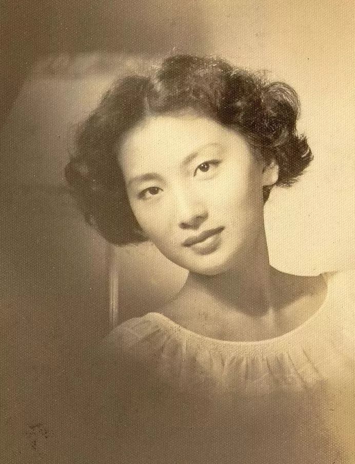 她是金庸的梦中情人,与金庸同日去世,被称为中国男人的女神