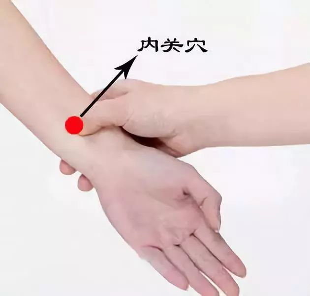 按压时,掐住一只手的手腕,力量先轻后重,大约10秒钟左右即可.